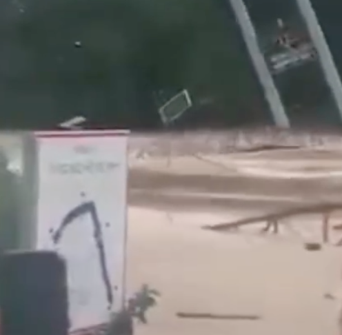 Crecida destruyó un puente en Vietnam en pocos segundos